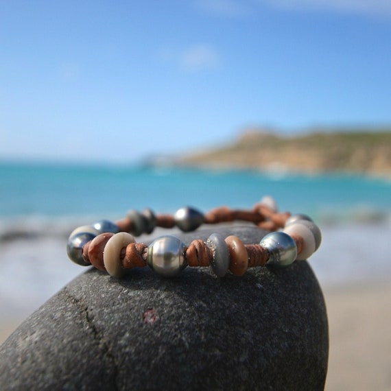 Tahitian black pearls strung with little sea pebbles on leather, bohochic organic bracelet, beach summer jewelry, St Barts, seaside coastal