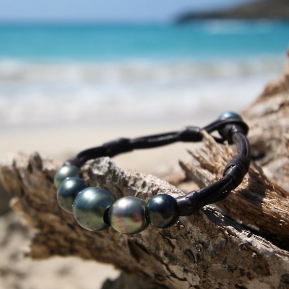 Bracelet of half-baroque Tahitian cultured multicolors pearls on leather. beach jewelry, bohemian, organic bracelet, st barth design gypsy.