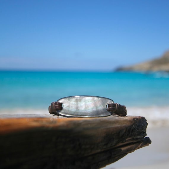 Leather bracelet with mother-of-pearl and a 18 carat gold clasp or Tahitian pearl tailor made to your wrist, beach jewelry from St Barth
