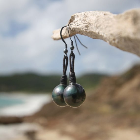Black tahitian pearls earings on leather beach jewelery boho leather design endless summer st barts, cultured black pearls, bohemian.