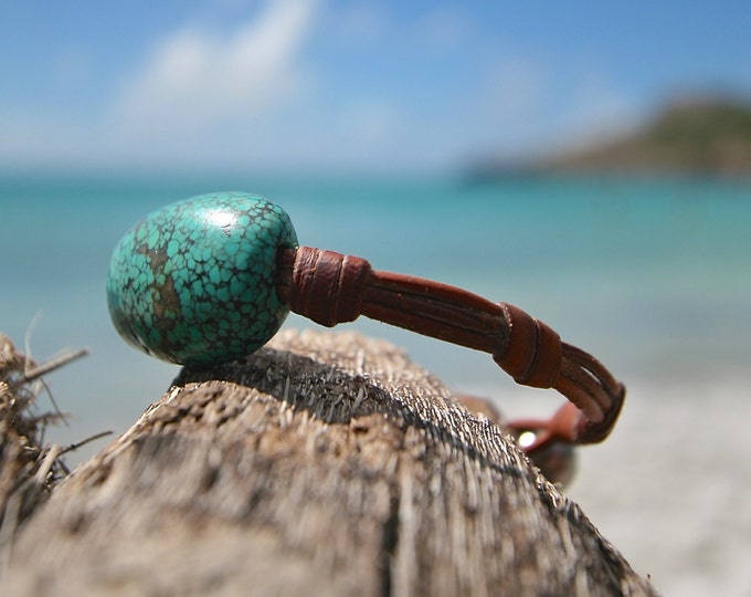 Himalayan turquoise bracelet on leather and tahitian pearl as clasp, black pearl of Tahiti, boho and beach jewelry, St Barth design.