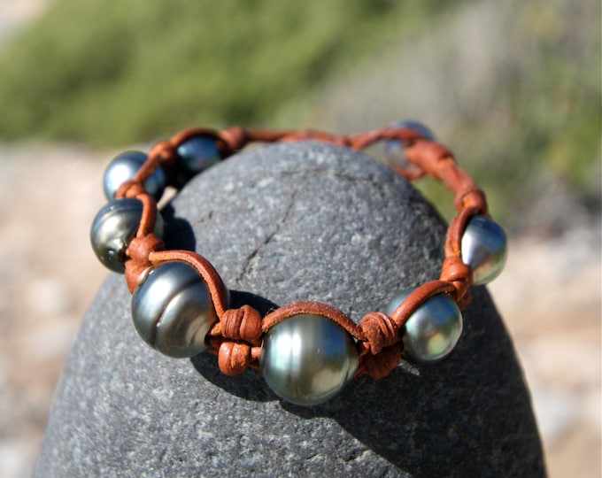 Knotted leather with great Tahitian black pearls, cultured pearl from Tahiti, masculine bracelet, bohemian inspiration, boho, beach jewelry.