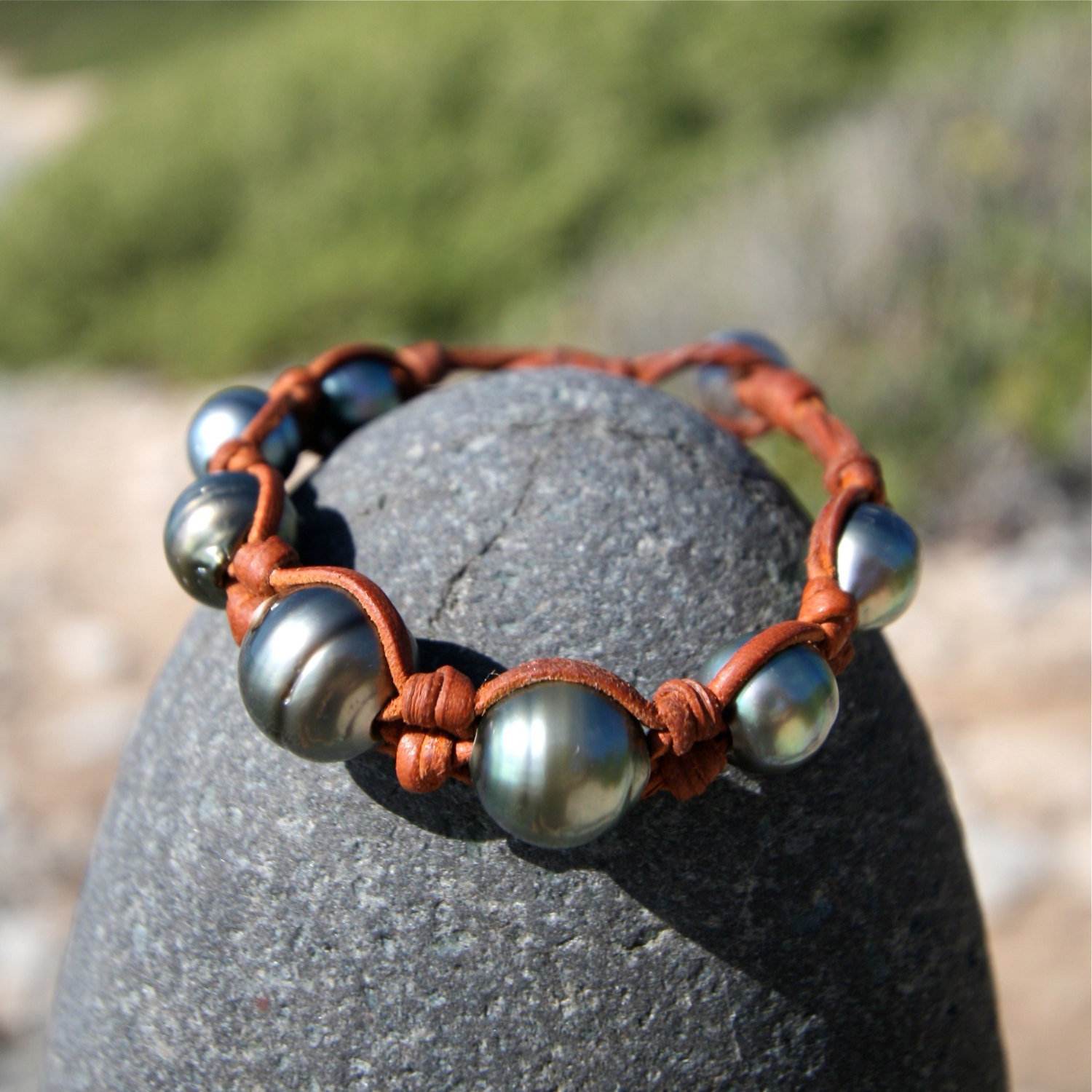 Knotted leather with great Tahitian black pearls, cultured pearl from Tahiti,  masculine bracelet, bohemian inspiration, boho, beach jewelry.