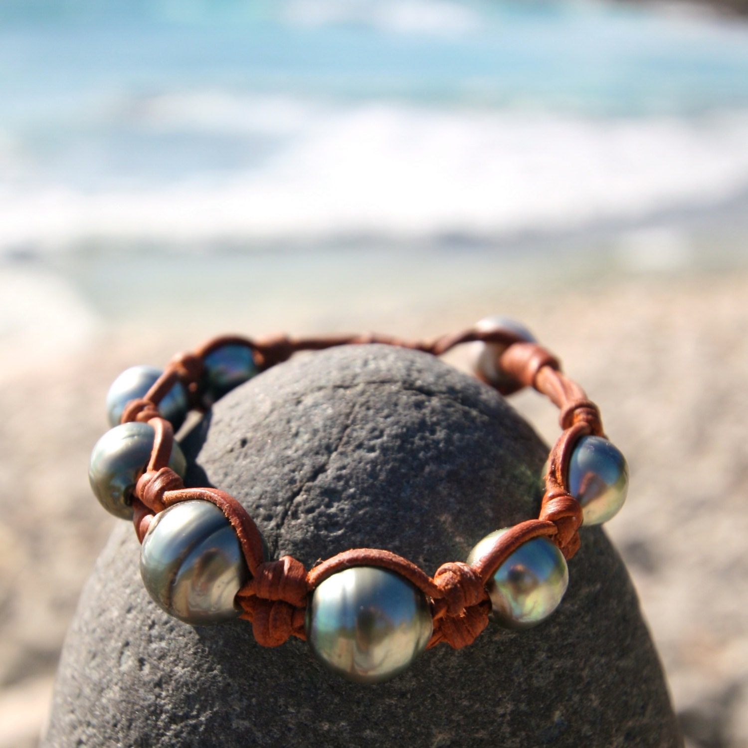 Knotted leather with great Tahitian black pearls, cultured pearl from Tahiti,  masculine bracelet, bohemian inspiration, boho, beach jewelry.