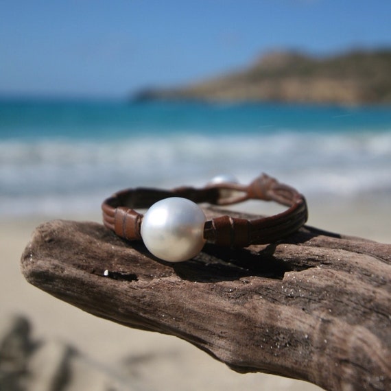 Single ENORMOUS Australian cultured white pearl bracelet on leather , huge cultured pearl, leather and pearls jewelry, boho, beach jewelry