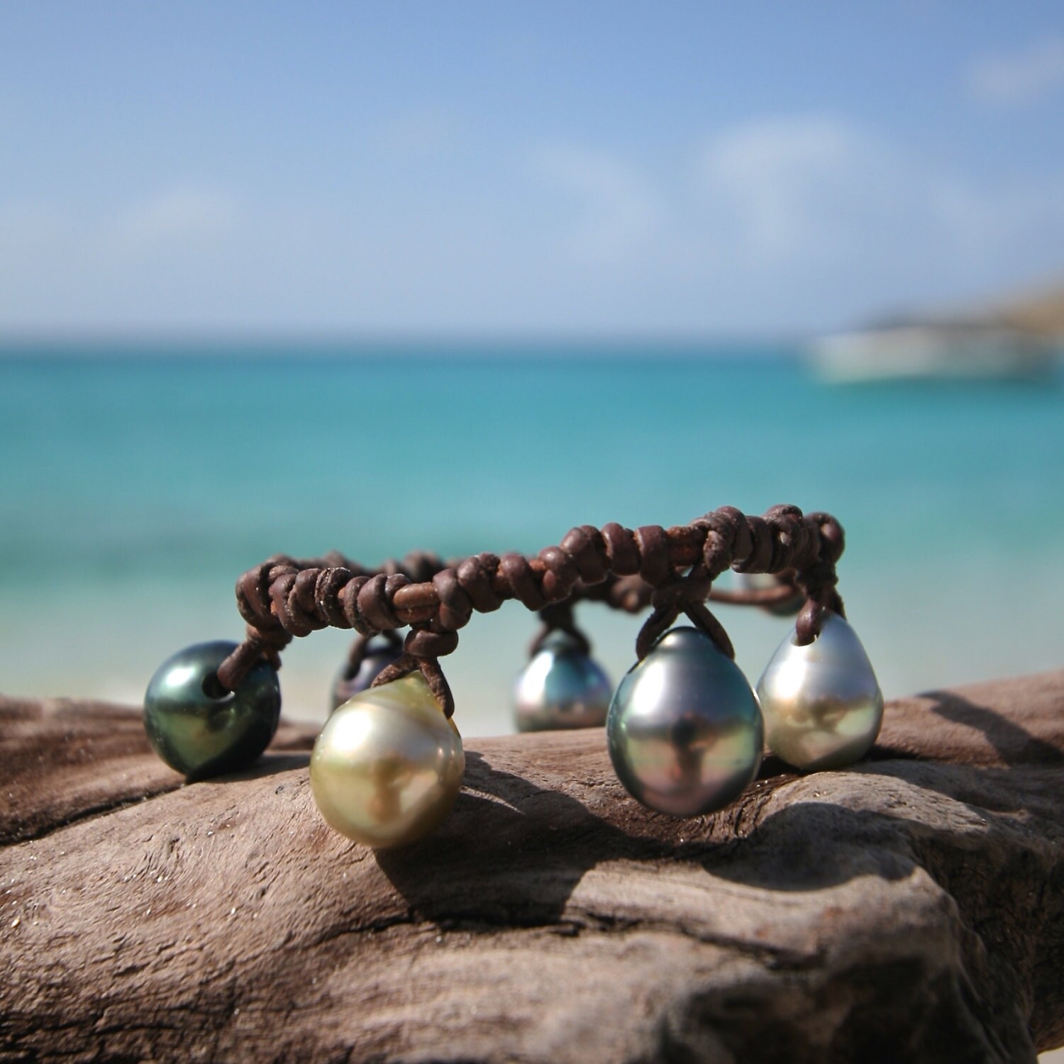 Bracelet homme en cuir perle de tahiti et pierres, le must