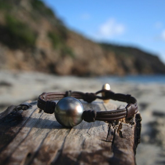 Gold and black cultured pearl leather bracelet, St Barthelemy island, bohochic, solid 10/18 carats gold clasp, beach jewelry, gypsy, seaside