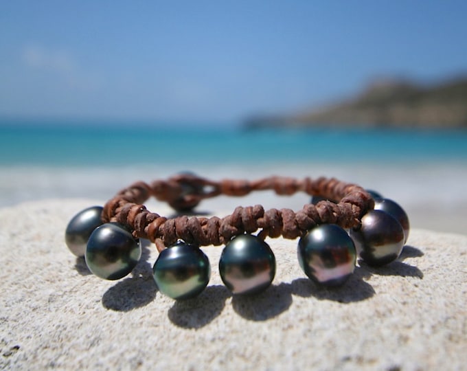 Stunning bohemian leathered Tahitian black pearls bracelet, cultured Tahitian pearls, beach jewelry, St Barth island design, boho, gypsea.