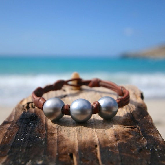 Bracelet of half-baroque Tahitian cultured multicolors pearls on leather. beach jewelry, bohemian, organic bracelet, st barth design gypsy.