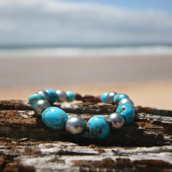 Genuine turquoise, 18k gold and Tahitian black pearls bracelet, pearl and leather jewelry, beach jewelry, St Barts jewelry, seaside jewelry.