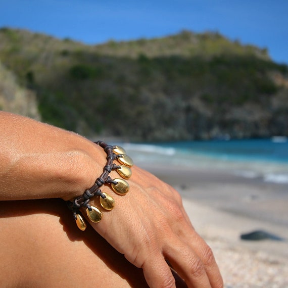 Charms Gold platted OR solid 18k gold leather bracelet, pebbles, cultured Tahitian fine pearls bohochic beach jewelry St Barth signature.