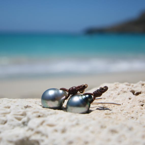 Pearls and leather earings, black pearl earings, Tahitian cultured pearls, boho jewelry, beach jewelry, leather jewelry, St Barth signature