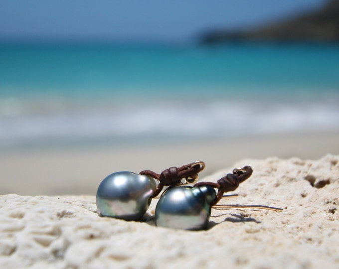 Pearls and leather earings, black pearl earings, Tahitian cultured pearls, boho jewelry, beach jewelry, leather jewelry, St Barth signature