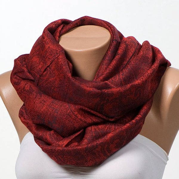 Pashmina foulard ou un châle. Foulard rouge de cadeau de Noël pour les femmes. Cadeau pour elle. Saint Valentin cadeau d’anniversaire.
