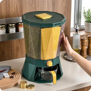 Pode incluir: Um dispensador de alimentos secos hexagonal verde-escuro com corpo de plástico transparente, tampa superior amarela e botão doseador amarelo. Possui vários compartimentos internos preenchidos com grãos e um copo medidor transparente.