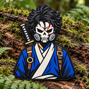 Può includere: Una toppa in gomma raffigurante un personaggio stilizzato con capelli neri spettinati, una maschera a teschio bianca con segni rossi e un filtro antigas. Il personaggio indossa un kimono blu con cinghie marroni e porta una katana.