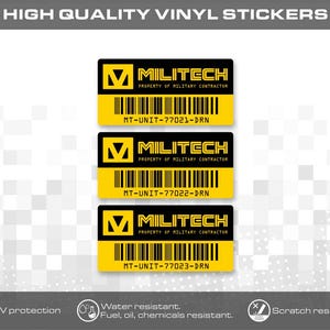 Op de afbeelding: Drie rechthoekige vinylstickers met een zwart en geel ontwerp met de tekst MILITECH, PROPERTY OF MILITARY CONTRACTOR, en unieke serienummers MT-UNIT-77021-DRN, MT-UNIT-77022-DRN en MT-UNIT-77023-DRN, elk voorzien van een streepjescode.