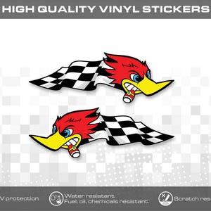 Könnte beinhalten: Zwei Vinyl-Aufkleber mit einem Cartoon-Vogel mit roten Federn, gelbem Schnabel und blauen Augen, der eine Zigarre im Mund hält. Der Vogel ist an einer schwarz-weiß karierten Rennflagge befestigt. Der Text lautet HIGH QUALITY VINYL STICKERS.