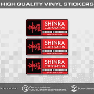 Pode incluir: Três adesivos de vinil retangulares com uma seção preta com kanji japonês vermelho e uma seção vermelha com o texto branco SHINRA CORPORATION. Cada adesivo inclui um código de barras e um código de série único na borda inferior.