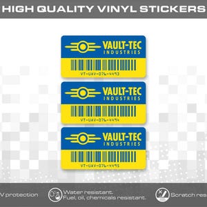 Peut inclure: Trois autocollants en vinyle rectangulaires avec une moitié supérieure bleue et une moitié inférieure jaune. Chaque autocollant affiche le logo jaune Vault-Tec Industries, un code-barres et les numéros de série VT-UAV-076-4493, 4494 et 4495.
