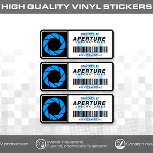 Könnte beinhalten: Drei rechteckige Vinylaufkleber mit einem blauen Blendenlogo auf der linken Seite und dem Text Property of Aperture Laboratories sowie einem Strichcode und den Seriennummern APL-TST-4521-C, APL-TST-4522-C und APL-TST-4523-C auf der rechten Seite.