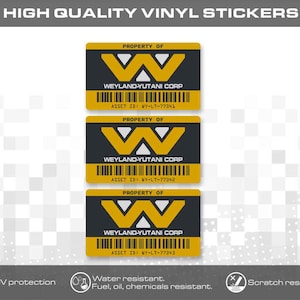 Puede incluir: Tres pegatinas de vinilo rectangulares con un diseño en negro y amarillo con el texto PROPERTY OF WEYLAND-YUTANI CORP, un logotipo W grande en amarillo, un código de barras y los ID de activo únicos WY-LT-77341, WY-LT-77342 y WY-LT-77343.