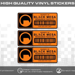 Puede incluir: Tres pegatinas rectangulares de vinilo naranja y negro con el texto PROPERTY OF BLACK MESA RESEARCH FACILITY, un código de barras, el número 1258-3365-9781-5637 y un logotipo lambda circular. Las pegatinas se muestran sobre un fondo claro.