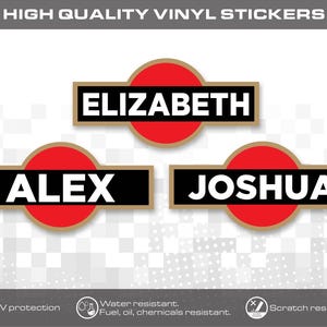 Könnte beinhalten: Drei rechteckige Vinylaufkleber mit abgerundeten Kanten, die jeweils einen roten Kreis hinter einem schwarzen horizontalen Balken zeigen. Die Namen ELIZABETH, ALEX und JOSHUA sind in weißen Großbuchstaben gedruckt. Der Text HIGH QUALITY VINYL STICKERS steht oben.