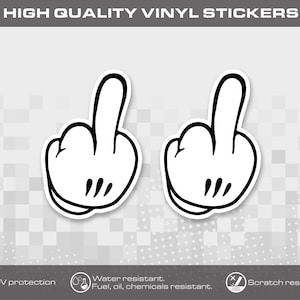 Könnte beinhalten: Zwei weiße Vinylaufkleber mit einer schwarz umrandeten Cartoon-Handgeste mit erhobenem Mittelfinger. Der Text HIGH QUALITY VINYL STICKERS steht oben, darunter Symbole für UV-Schutz, Wasserbeständigkeit und Kratzfestigkeit.