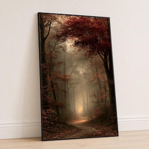 Könnte beinhalten: Ein vertikales, rechteckiges gerahmtes Wandbild, das einen Waldweg im Herbst zeigt. Die Szene umfasst hohe Bäume mit tiefrotem und braunem Laub, eine neblige Atmosphäre und ein sanftes Licht, das am Ende des gewundenen Pfades leuchtet.