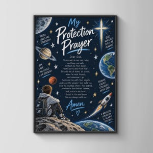 Può includere: Una stampa artistica da parete incorniciata a tema spaziale con un bambino seduto sulla superficie lunare che osserva pianeti, stelle e un razzo. Il testo recita My Protection Prayer, Dear God, con frasi ispiratrici e un'illustrazione a croce.