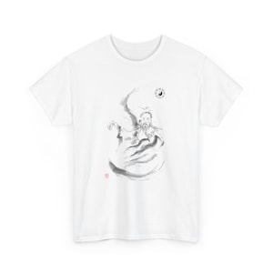 以下が含まれることがあります： 白地のTシャツに、黒とグレーのインクで描かれた、流れるようなローブを着た賢者のイラスト。デザインには陰陽のシンボルと赤いスタンプが含まれています。このアートワークは伝統的なアジアの美学を持っています。