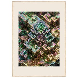 Könnte beinhalten: Ein gerahmter Wandkunstdruck mit einer hochauflösenden Nahaufnahme eines Bismutkristalls. Das Bild zeigt eine komplexe, geometrische Treppenstruktur mit irisierenden metallischen Farben, darunter Grün-, Gold-, Rosa- und Blautöne.