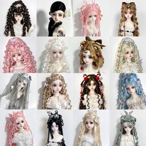 Puede incluir: Una colección de dieciséis muñecas articuladas con diversos peinados, incluyendo rizos largos, trenzas y recogidos en colores como rosa, negro, blanco, marrón, rubio, plata y azul, todas con tops blancos.