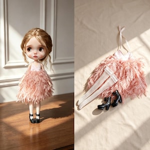 Könnte beinhalten: Eine Puppe mit blondem Haar trägt ein hellrosa Federkleid, weiße Netzstrümpfe und schwarze Plateauschuhe. Neben der Puppe liegen ein passendes hellrosa Federkleid, ein Paar weiße Netzstrümpfe und schwarze Plateauschuhe.