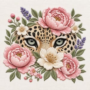 Può includere: Un ricamo dettagliato che raffigura gli occhi di un leopardo circondati da una lussureggiante composizione di peonie rosa, fiori bianchi e rametti di lavanda viola con foglie verdi, il tutto cucito su un tessuto color bianco sporco.