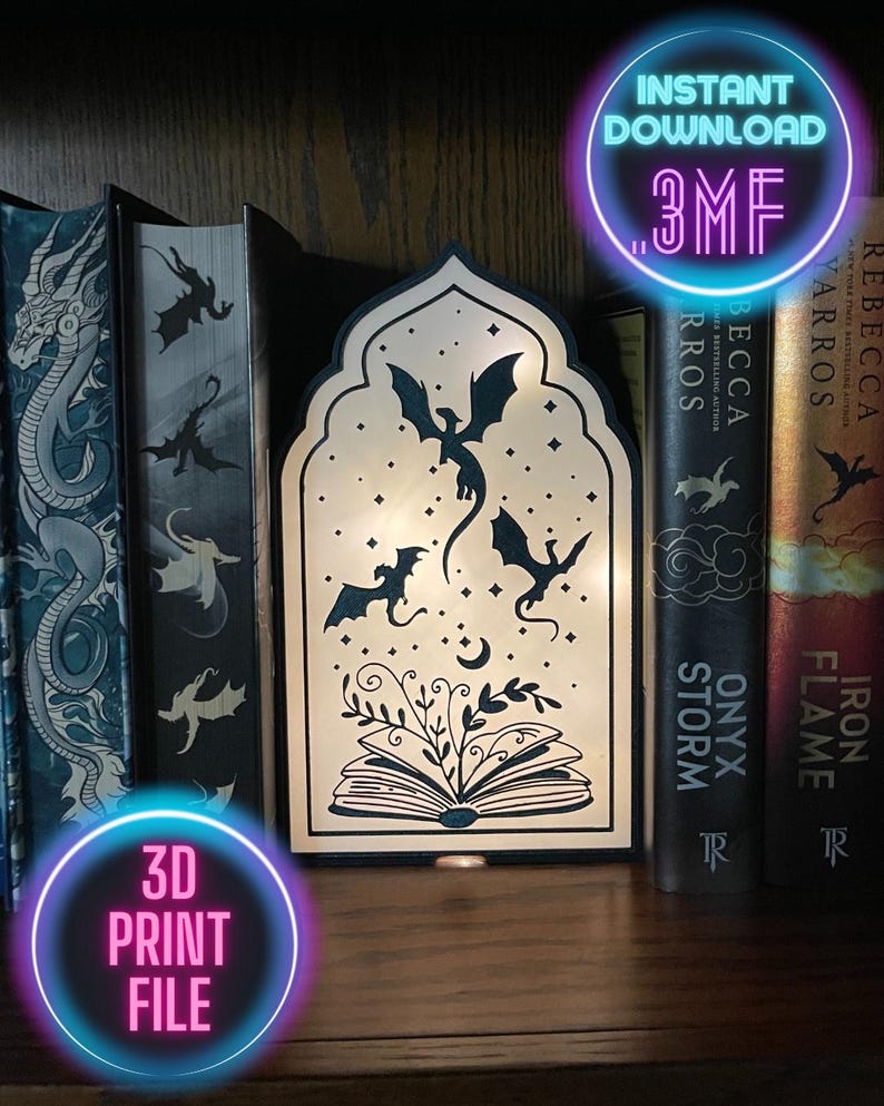 Op de afbeelding: Decoratief houten verlicht paneel met een drakenontwerp, met de tekst "INSTANT DOWNLOAD 3MF" en "3D PRINT FILE". Het paneel staat op een houten plank met boeken.