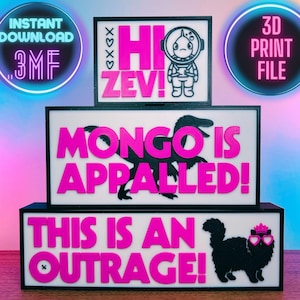 Puede incluir: Un letrero de tres niveles, con marco negro, con fondos blancos y texto rosa. El letrero superior dice "Hi Zev!" con una ilustraci&oacute;n de astronauta. El letrero del medio dice "Mongo is Appalled!" con una silueta de dinosaurio. El letrero inferior dice "This is an Outrage!" con una ilustraci&oacute;n de gato.