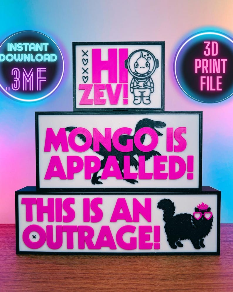 Puede incluir: Un letrero de tres niveles, con marco negro, con fondos blancos y texto rosa. El letrero superior dice "Hi Zev!" con una ilustraci&oacute;n de astronauta. El letrero del medio dice "Mongo is Appalled!" con una silueta de dinosaurio. El letrero inferior dice "This is an Outrage!" con una ilustraci&oacute;n de gato.