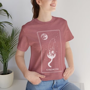 Camiseta de manga corta unisex con la carta del tarot La fuerza, el coraje, el poder interior y la resiliencia