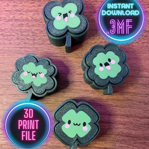 Pode incluir: Quatro objetos em forma de trevo impressos em 3D, nas cores verde e preto. Cada trevo tem um rosto de desenho animado com bochechas rosadas. Dois gráficos circulares dizem "INSTANT DOWNLOAD .3MF" e "3D PRINT FILE".