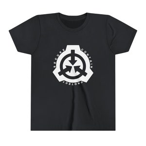 Puede incluir: Camiseta negra con un logotipo blanco que dice "Asegurar, Contener, Proteger" en un círculo con flechas apuntando en diferentes direcciones.