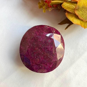 Labbodlad rubin ädelsten 2571.50 ct, stor facetterad rubin, djupröd rosa rubin cabochon, iögonfallande smyckessten, samlarädelsten