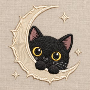 Pode incluir: Um design de bordado apresentando um gato preto com grandes olhos amarelos e orelhas rosadas por dentro espreitando sobre uma lua crescente cor de creme. A lua tem uma borda serrilhada e estilizada e é cercada por três pequenas estrelas de quatro pontas.