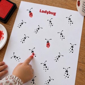 Puede incluir: Una hoja de papel blanca con el texto rojo Ladybug y varias ilustraciones de mariquitas creadas con huellas dactilares rojas y detalles en tinta negra. Algunas están coloreadas y otras son contornos listos para rellenar.