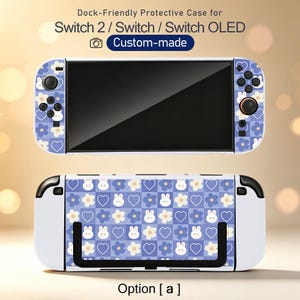 Può includere: Una custodia protettiva compatibile con dock per console Switch 2, Switch e Switch OLED. Il design presenta un motivo a scacchi blu e bianchi con conigli bianchi, fiori azzurri e cuori blu. Testo: Dock-Friendly Protective Case for Switch 2 / Switch / Switch OLED, Custom-made, Option [ a ].