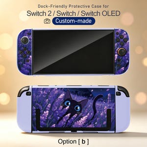 Puede incluir: Una funda protectora compatible con base para consolas Switch 2, Switch y Switch OLED. La funda tiene una base de color violeta claro con un estampado de un gato negro entre flores de lavanda. Texto: Dock-Friendly Protective Case for Switch 2 / Switch / Switch OLED, Custom-made, Option [ b ].