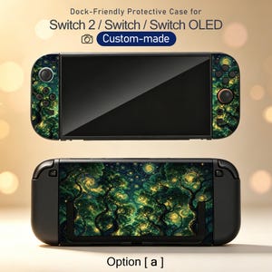 Può includere: Una custodia protettiva compatibile con dock per console Switch 2, Switch e Switch OLED. Il design presenta un motivo a foresta scura e vorticosa con stelle e alberi gialli luminosi. Testo: Dock-Friendly Protective Case for Switch 2 / Switch / Switch OLED, Custom-made, Option [ a ].