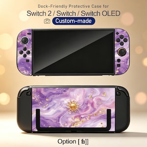 Puede incluir: Una funda protectora compatible con base para consolas Switch 2, Switch y Switch OLED. El diseño presenta un patrón de mármol púrpura con detalles dorados y un emblema de sol central. Texto: Dock-Friendly Protective Case for Switch 2 / Switch / Switch OLED, Custom-made, Option [ a ].