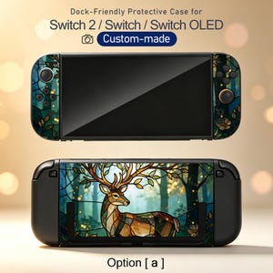 Può includere: Una custodia protettiva compatibile con dock per console Switch 2, Switch e Switch OLED. Il design presenta un motivo boschivo in stile vetrata con un cervo, foglie dorate e toni blu. Testo: Dock-Friendly Protective Case for Switch 2 / Switch / Switch OLED, Custom-made, Option [ a ].